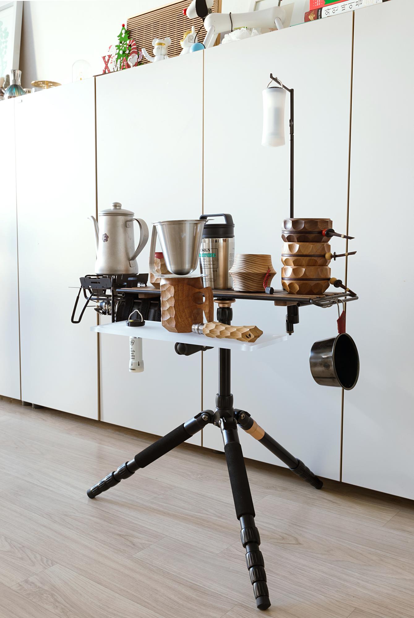 Mini studio cucina con luci calde
